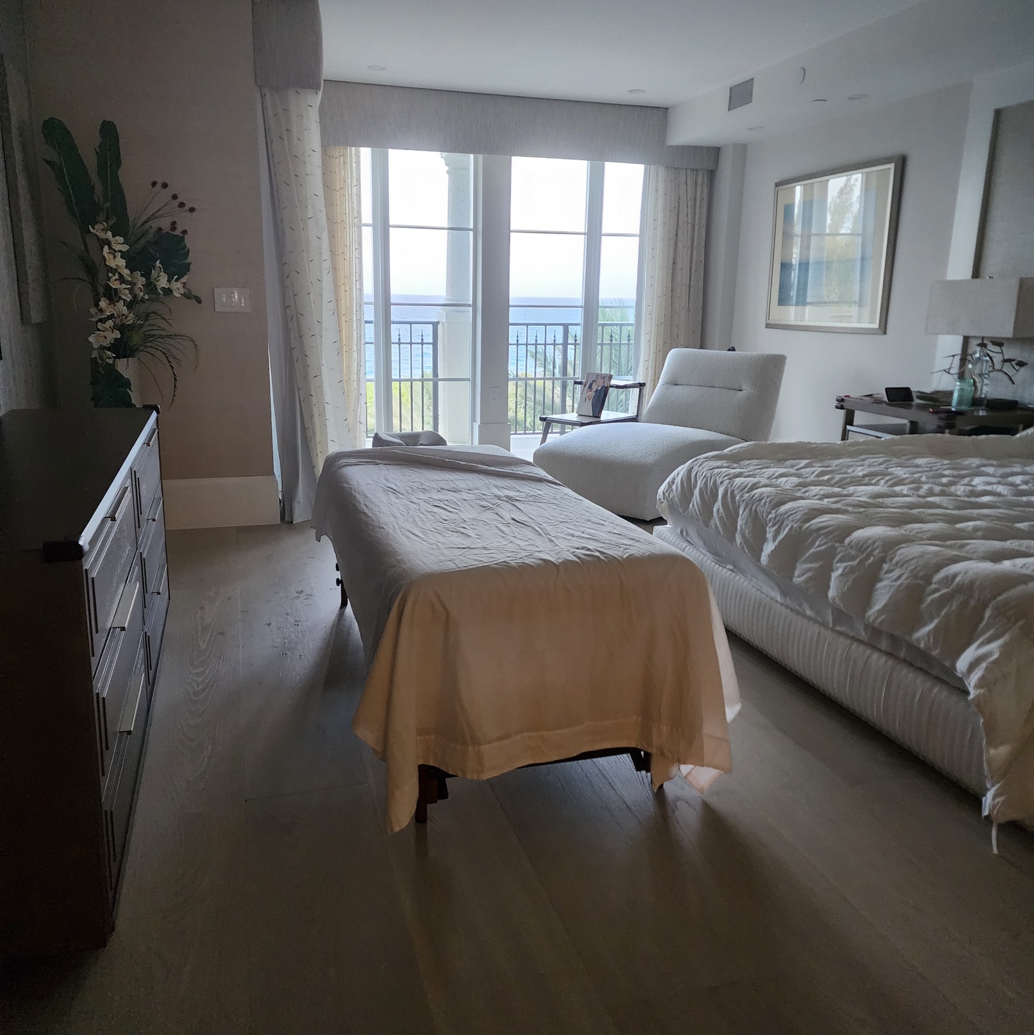 Mobile massage room setup